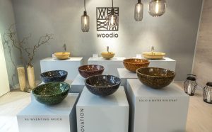 Woodion materiaali-innovaatio - vedenkestävä puukomposiitti pesuallas